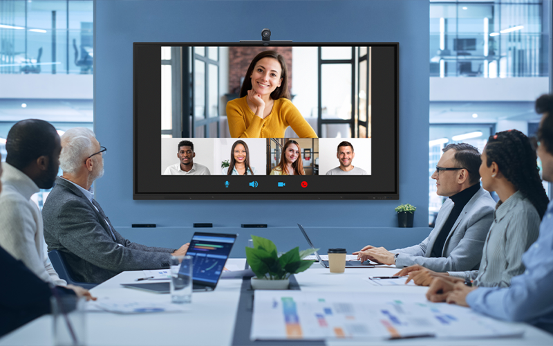 People in a meeting using iiyama Unified Communications