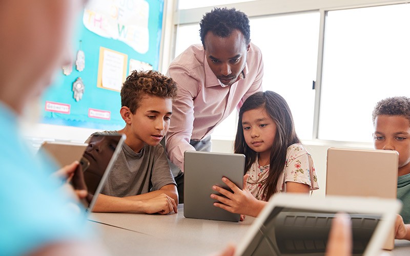 technology-in-young-education-classroom-lifestyle Students and teacher in classroom