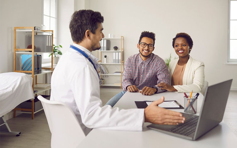 From waiting rooms and patient rooms to the office and everywhere in between, Acer device and display solutions Doctor having a meeting on patient