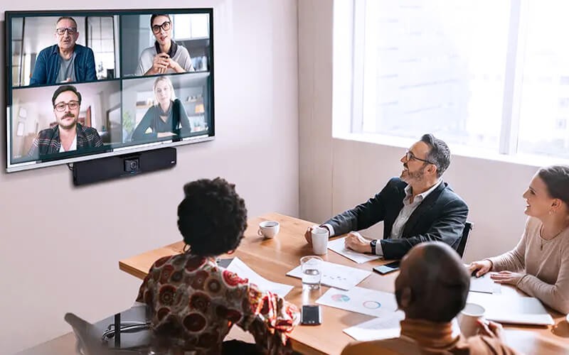 An all-in-one video bar Professionals collabotaing with each other using AVer VB342