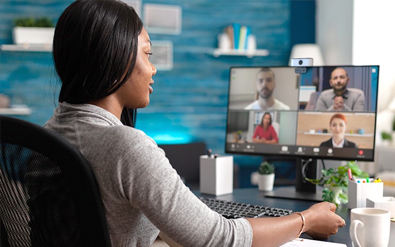 Plug-and-play USB webcams Woman having a meeting using JLab webcam