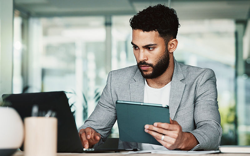 SecurityCoach™ Man working at the office