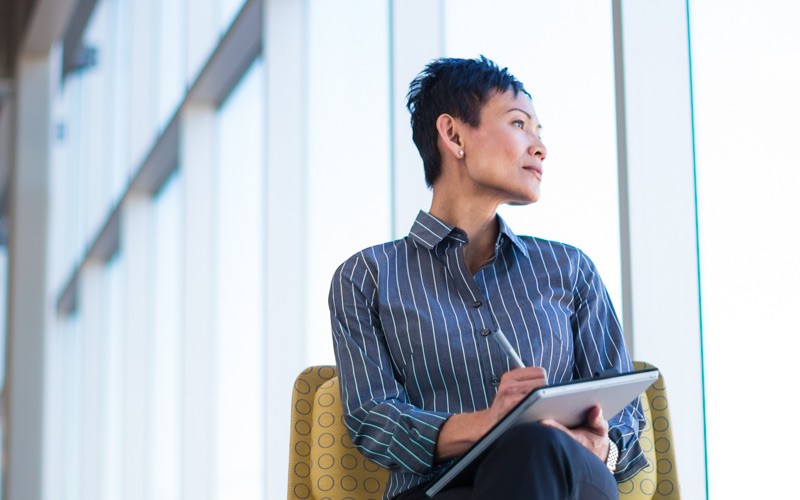 Microsoft Products and Services Agreement (MPSA) Woman working on tablet