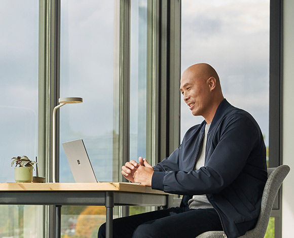 microsoft-user-on-surface-device-580x470 microsoft-user-on-surface-device-580x470