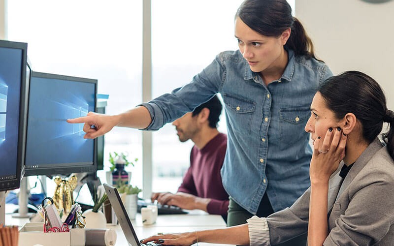 Windows Server 2019 helps you create hybrid scenarios Microsoft team working in office