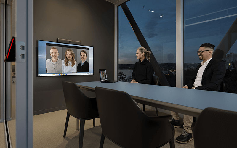 Small and personal spaces, up to 5 people Teammates having a meeting in a small and personal spaces