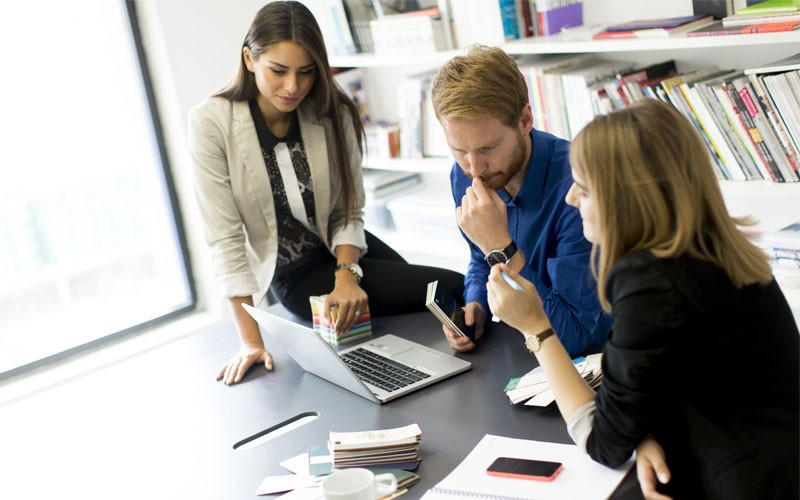 Nutanix Prism Starter Edition for single and multi-site management Colleagues collaborating