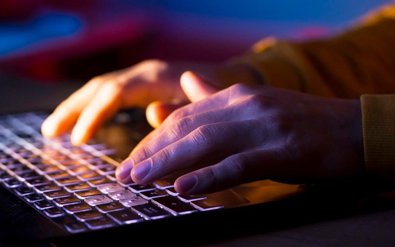 Passwordless authentication improves engagement and lowers abandonment rates Professional using laptop