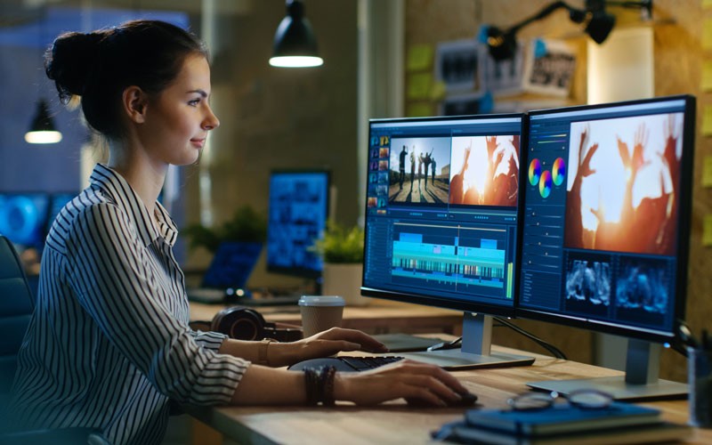 Qlik Sense Enterprise Woman working on laptop