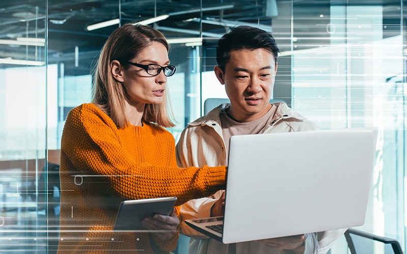 A 360-degree view of your IT ecosystem gives you the power Two professionals collaborating