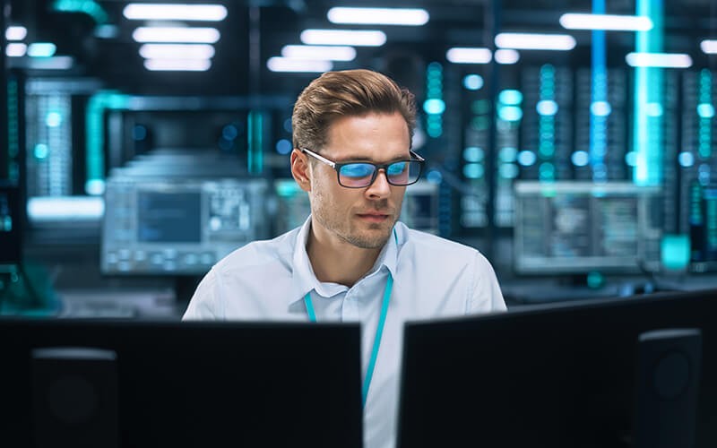 Unitrends Disaster Recovery as a Service Man working at the office