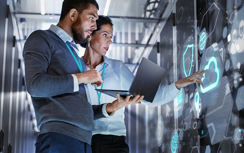 Unitrends Cloud Two colleagues talking to each other