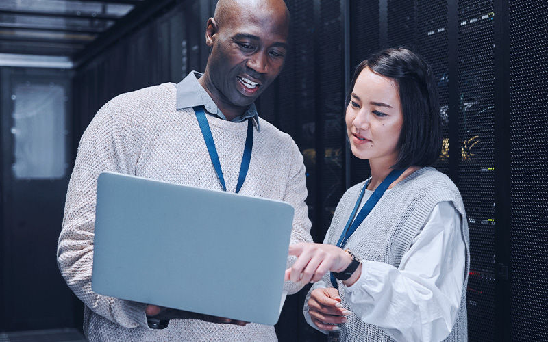 Veeam Data Cloud for Microsoft 365 Teammates collaborating together at the office