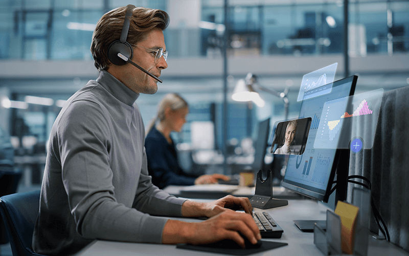 Yealink headset solutions Man working at the office