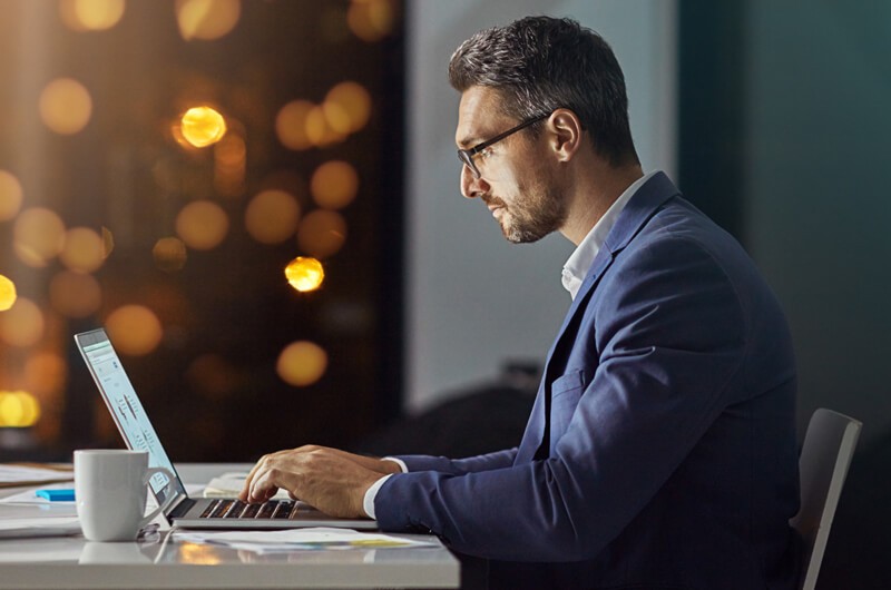 Insight Flex for Devices: a device strategy that helps you realize return on investment. Business professional using Insight's Flex for Devices technology solution in modern office environment